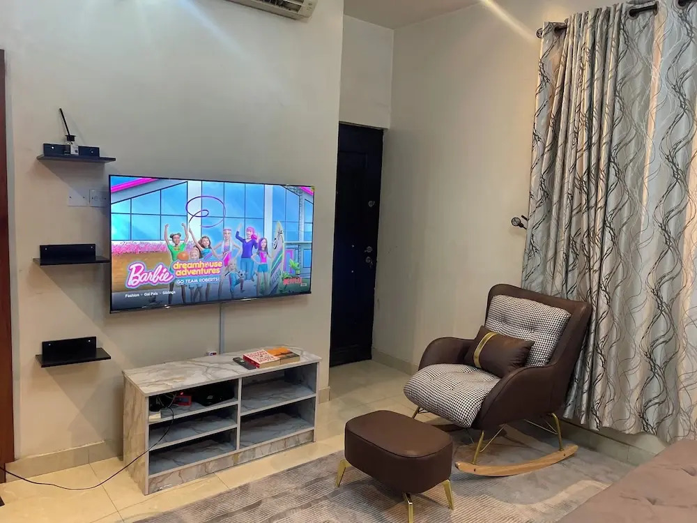 Luxury 4 BR Apt w Parking, Magodo Estate