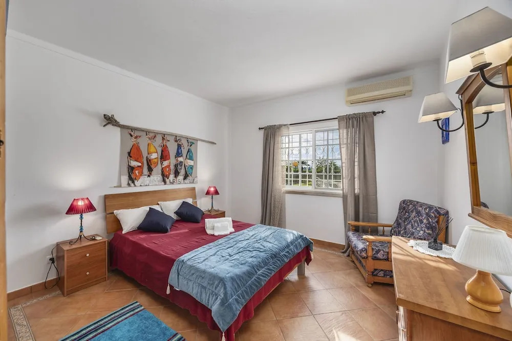 Muxima in Quelfes With 3 Bedrooms and 2 Bathrooms