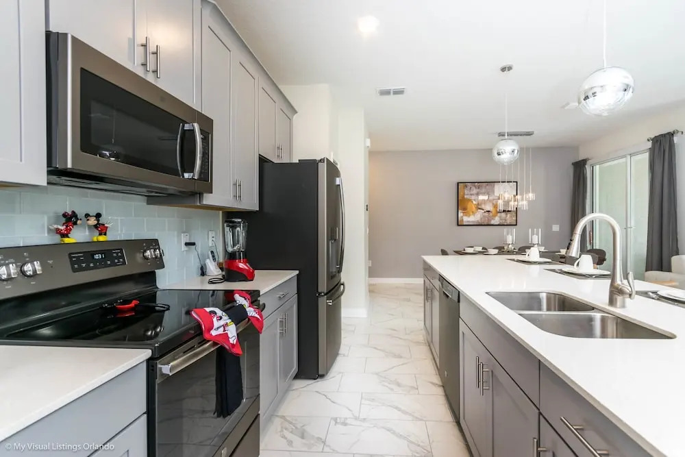 Cool & Modern 4 Ved Storey Lake Pool Home 4911wind