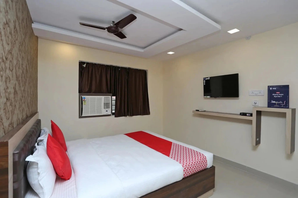 OYO Flagship 11549 Crystal INN