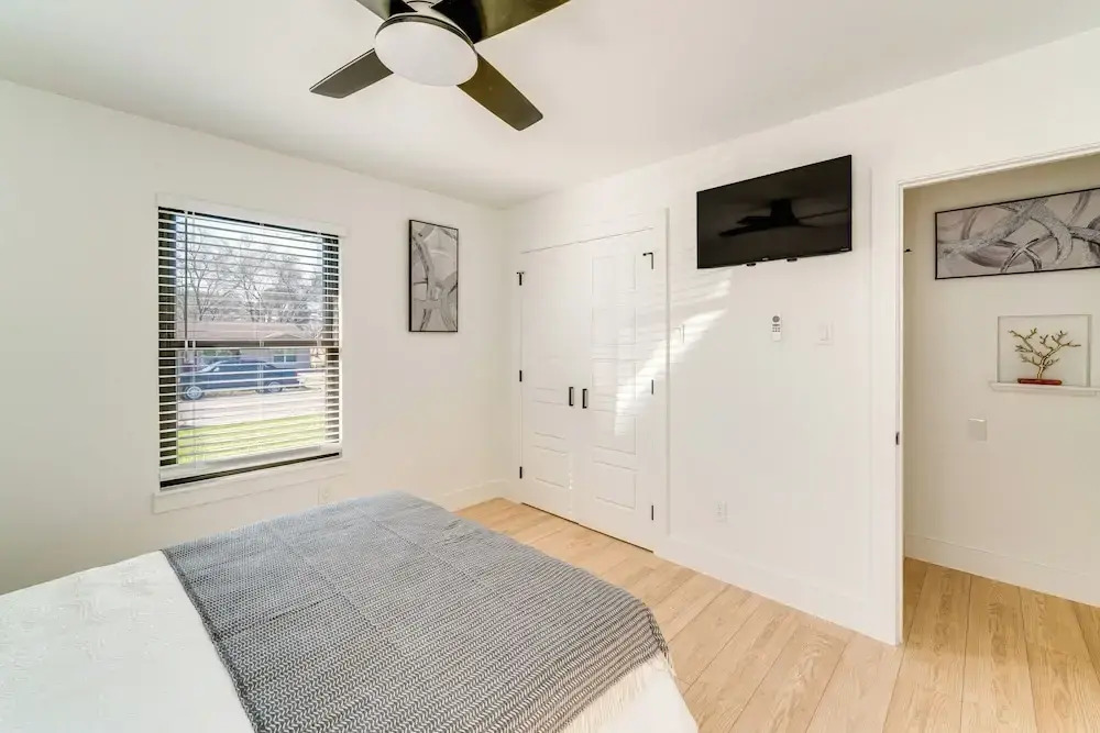 Stylish Irving Retreat w/ Patio & Fire Pit