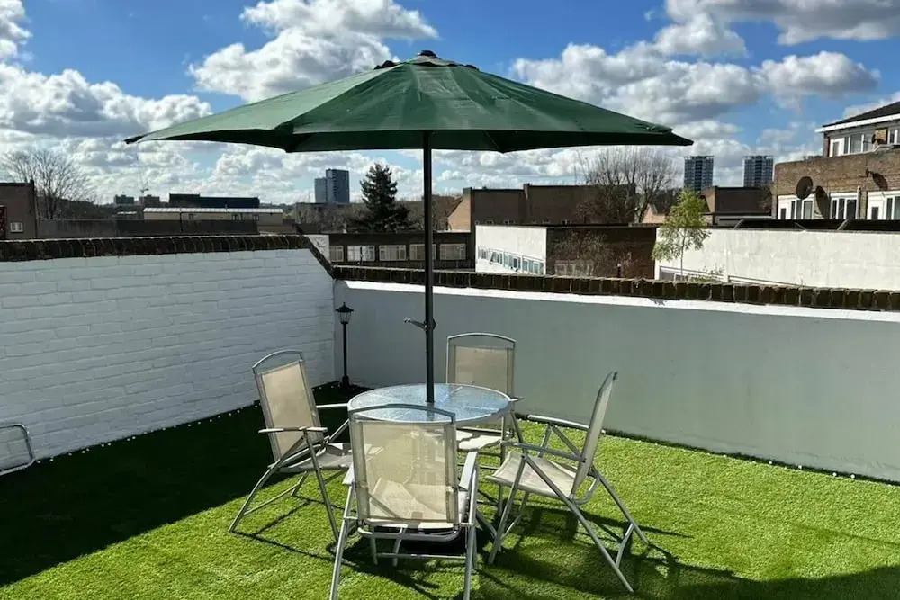 1 Bed Flat Sleeps 2 With Free Parking & Patio