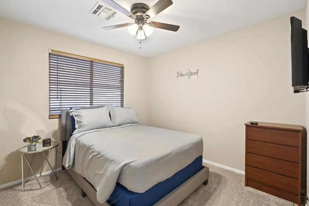 Cozy Hidden Gem - 3BR - 1Den w Backyard