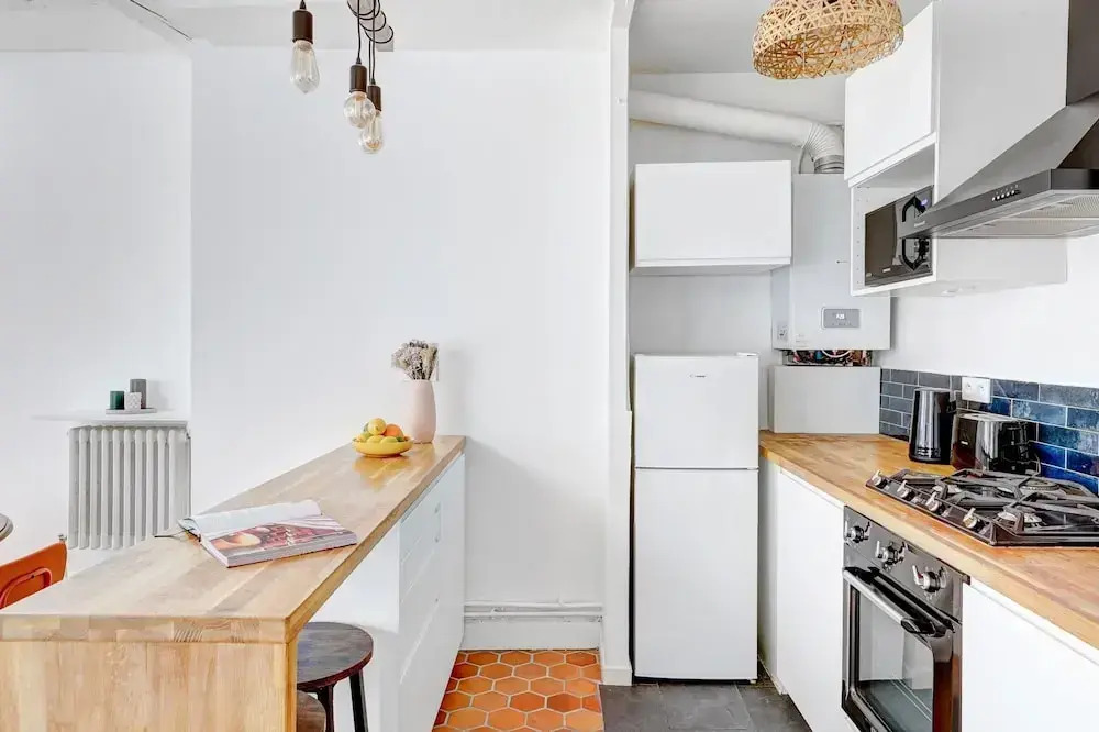 Bright 1BR Bastille Getaway - 4 Guests