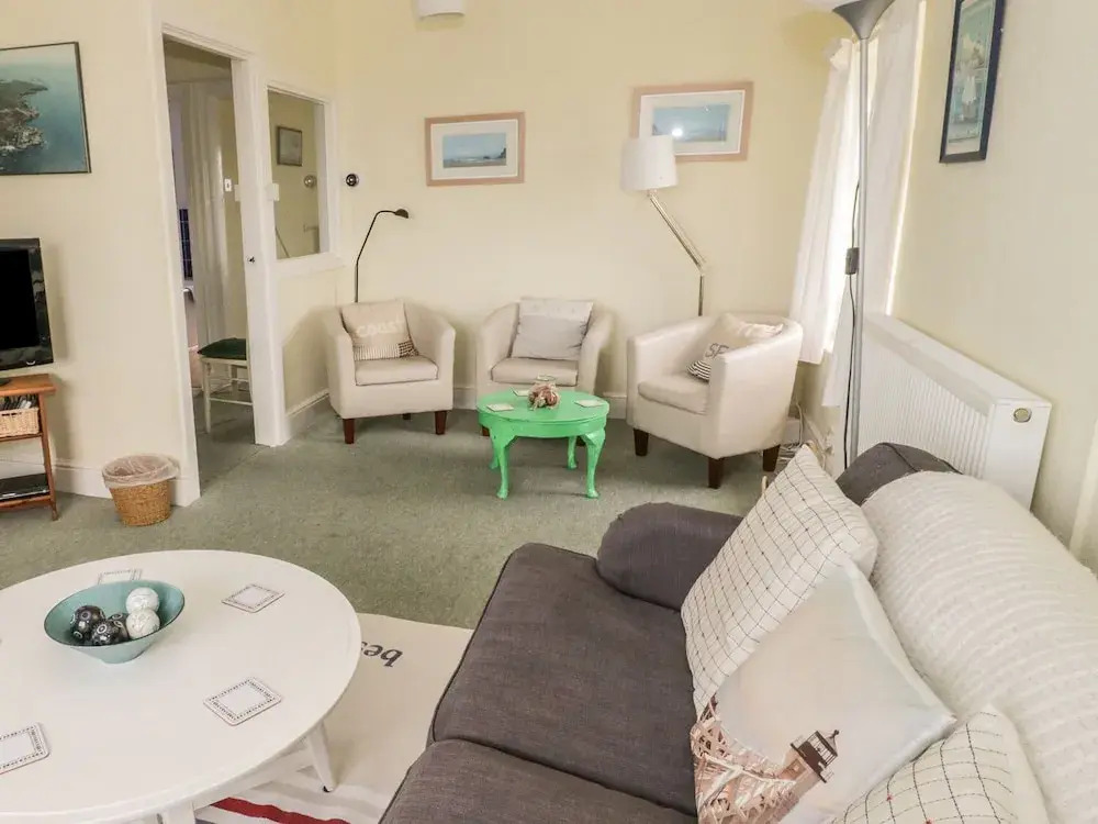 BRYN GORS-3 BED-FIRST FLOOR APT- YARDS FROM BEACH