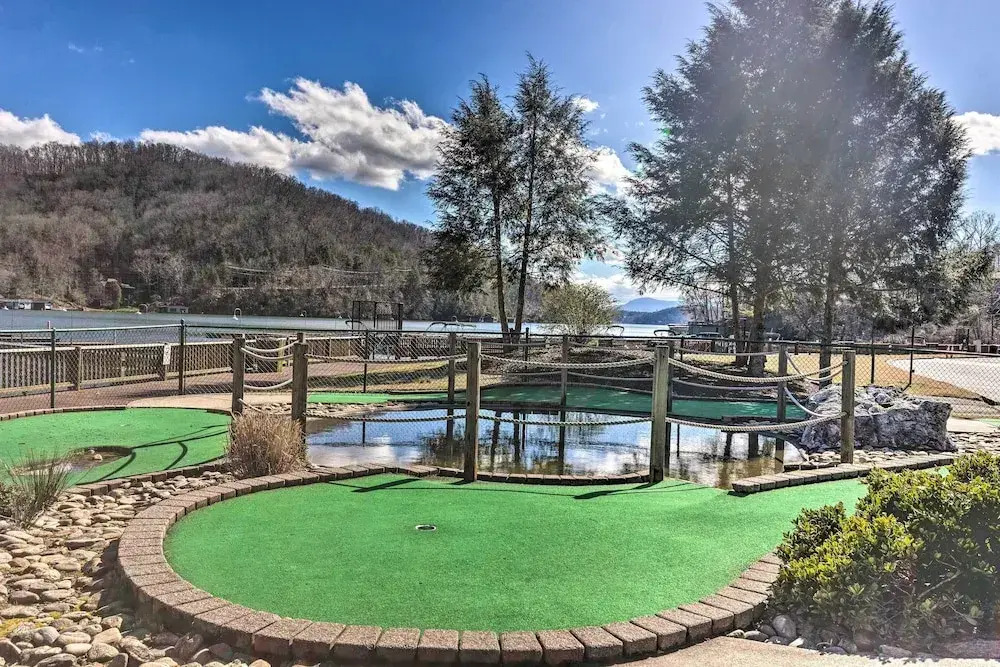 Luxe Rumbling Bald Home w/ Deck & Mountain View