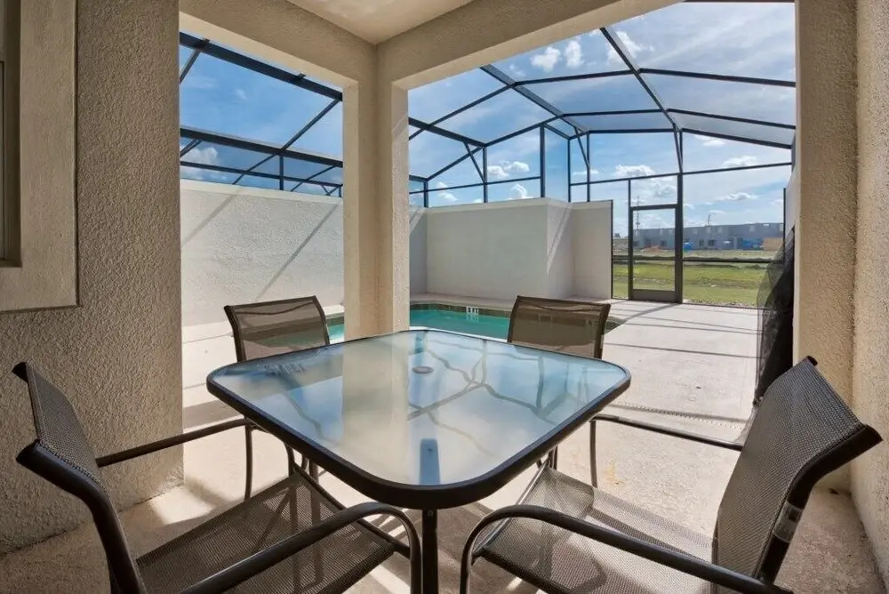 New 4 bedroom villa. Great location