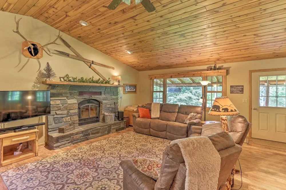 Lead Cabin ~ 9 Mi to Deadwood: Hot Tub + Patio!
