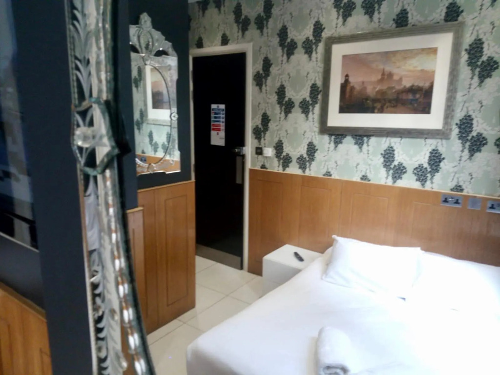 The Melville Hotel by Rokxy- Kings Cross