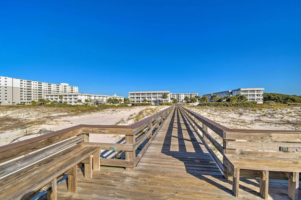 Gulf Shores Condo: Covered Balcony & Beach Access