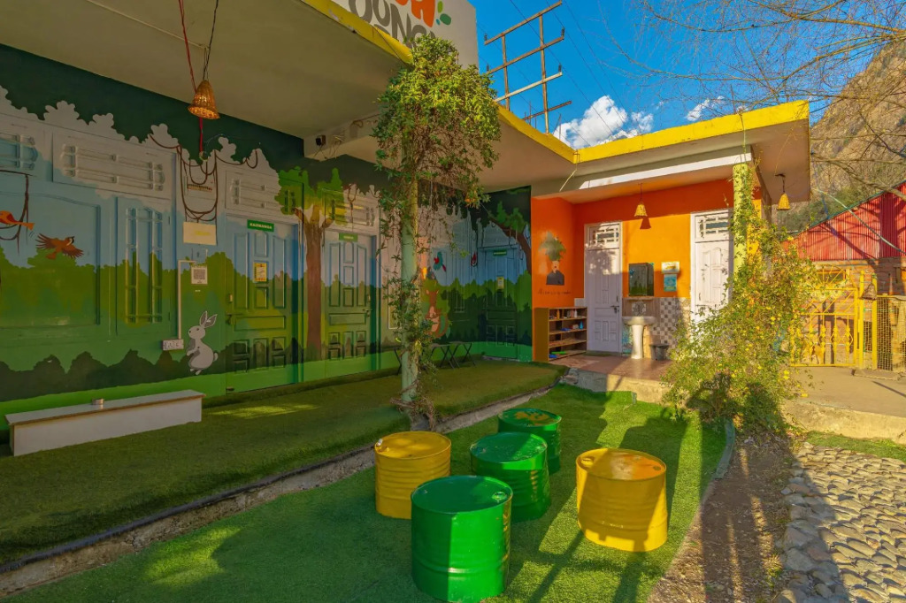 Whoopers Hostel Kasol, Choj