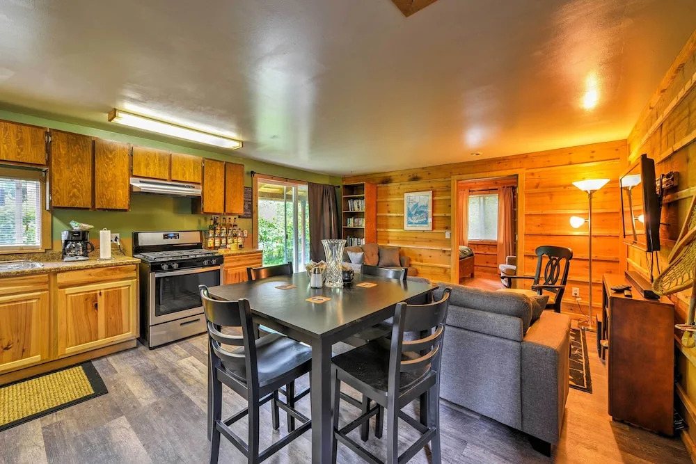 Peaceful, Quiet Seward Apt W/back Yard & Mtn Views