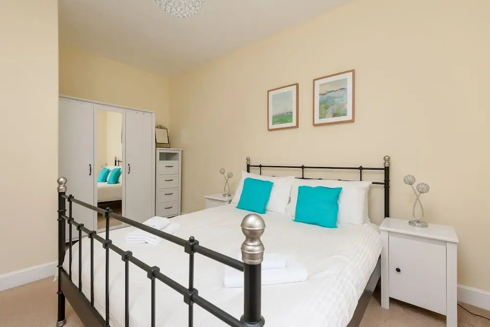 Cosy 1 Bedroom Flat With View of Union Canal