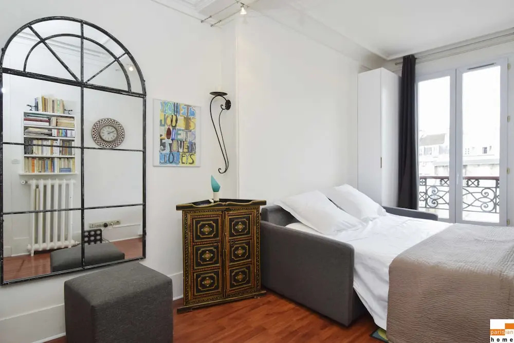 204340 - A two-room apartment with traditional chic style in the Marais