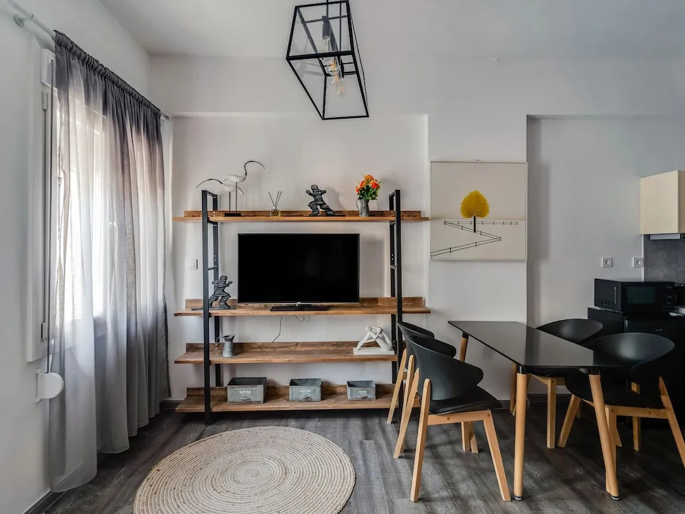 Sanders Center - Lovely Studio Apartment