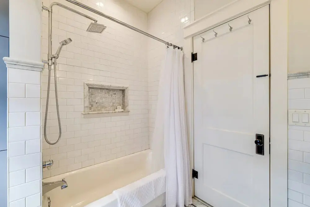Renovated, Stylish Retreat w/ Patio in Lakeland!