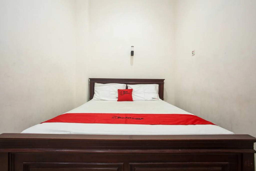 RedDoorz @ Raya Ngagel 2