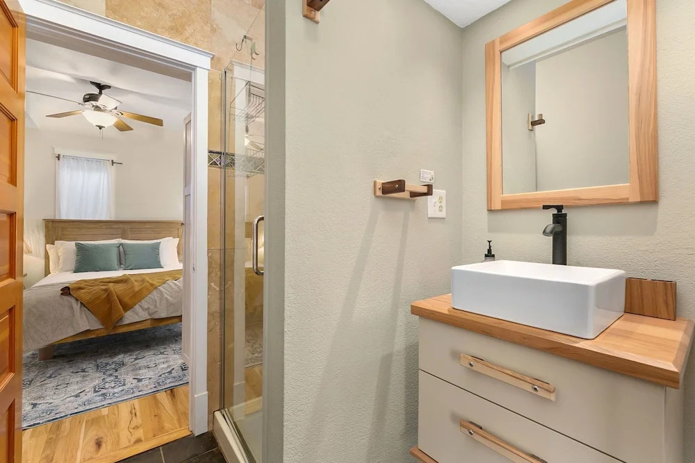 Chic Luxury Retreat in Old Town Walk Everywhere!