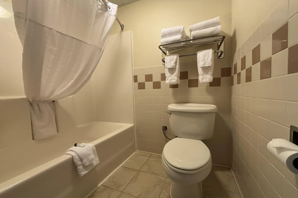 AmericInn by Wyndham Monmouth