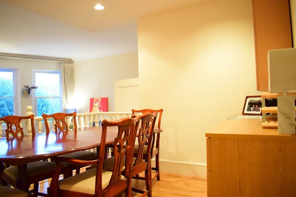 Kensington 2 Bedroom Flat With Balcony