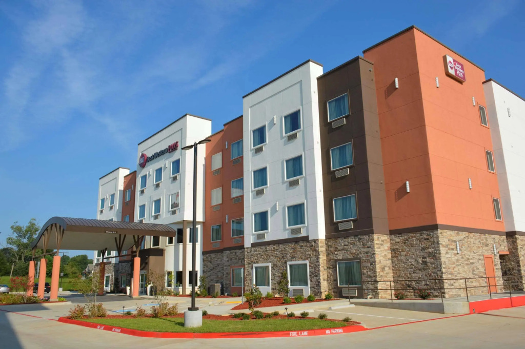 Del-Mar Airport Inn & Suites