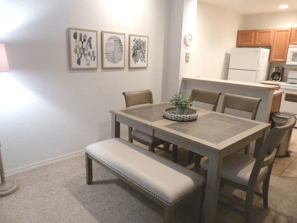Near Theme Parks! Gorgeous 3 BR Town Home, Splash Park, Pool, Lake, And More!