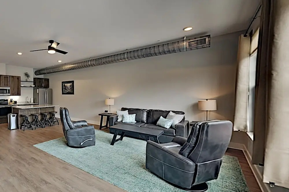 Chic : Walk To Dining, Shops, Entertainment 1 Bedroom Condo