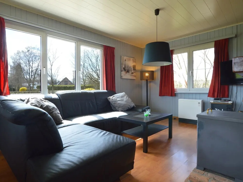 Cozy Chalet with Pond, Malmedy