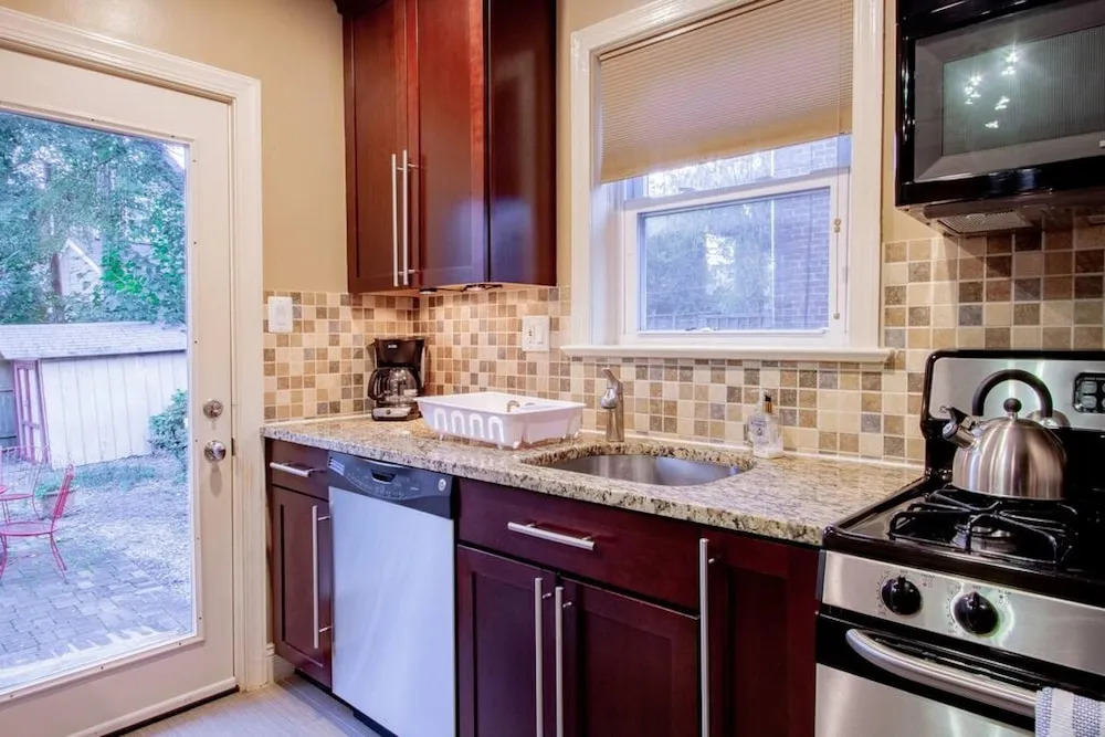 Pentagon City Homestay Parking Available