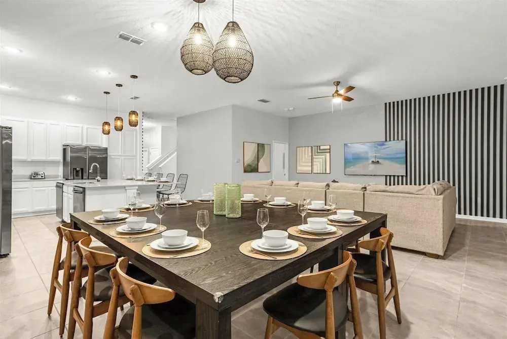 Upstay - Guest Home w Cinema Theme Rooms