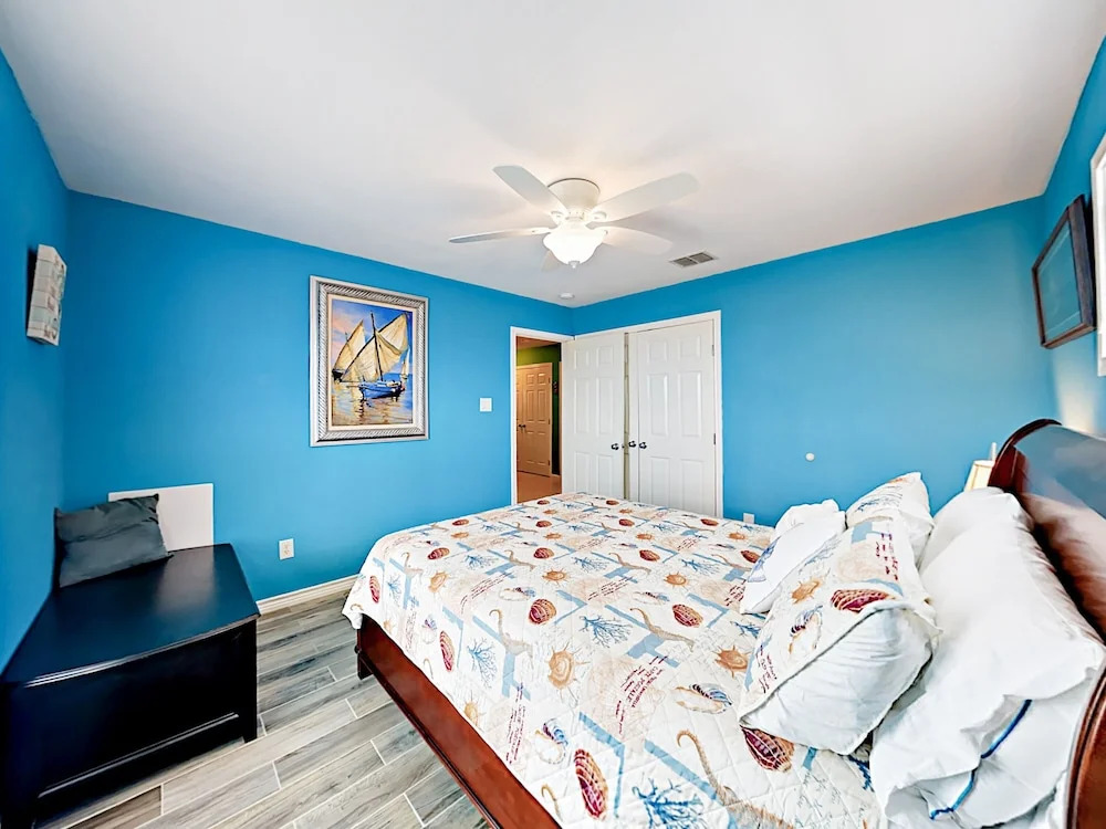 Royal Palm Home 3 Bedrooms 2 Bathrooms Home