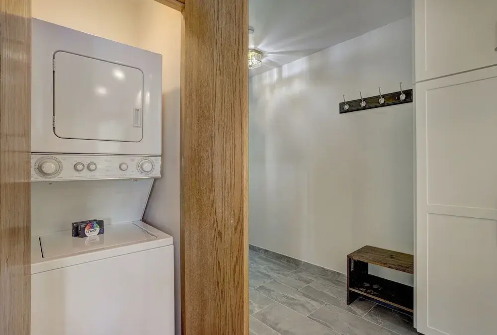 Newly Remodeled Spacious 1 Bedroom 1 Condo by RedAwning