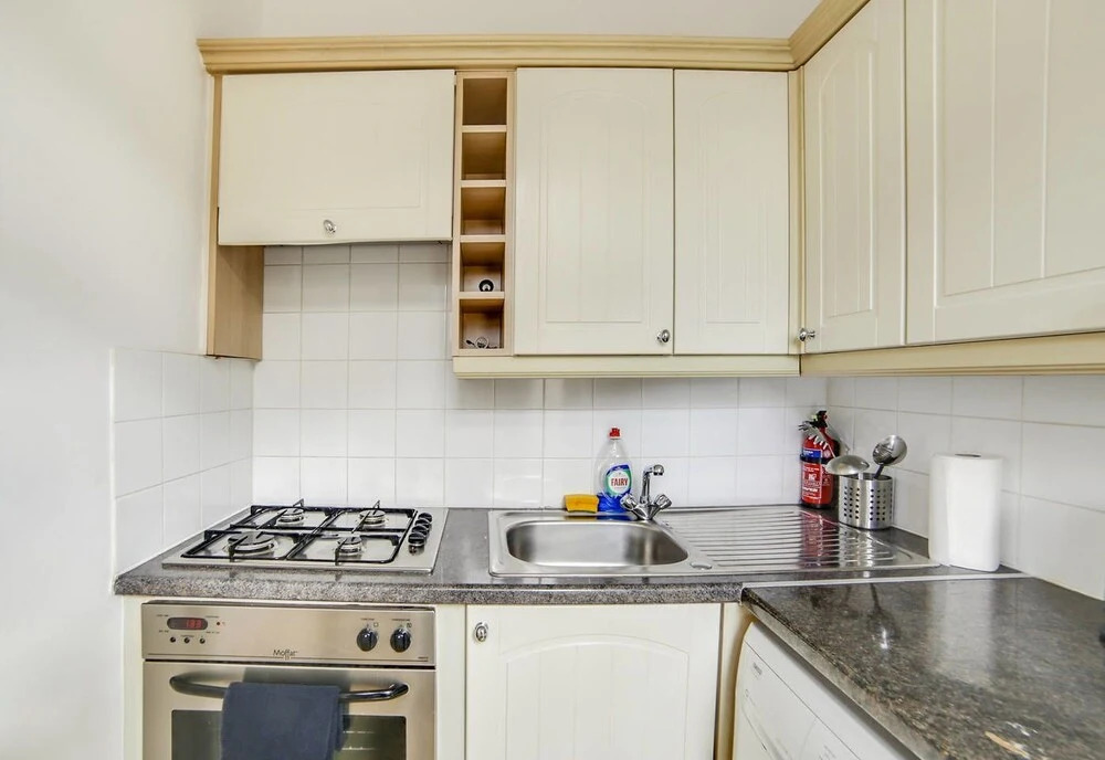 Bright 2 Bed in West Kensington W/balcony