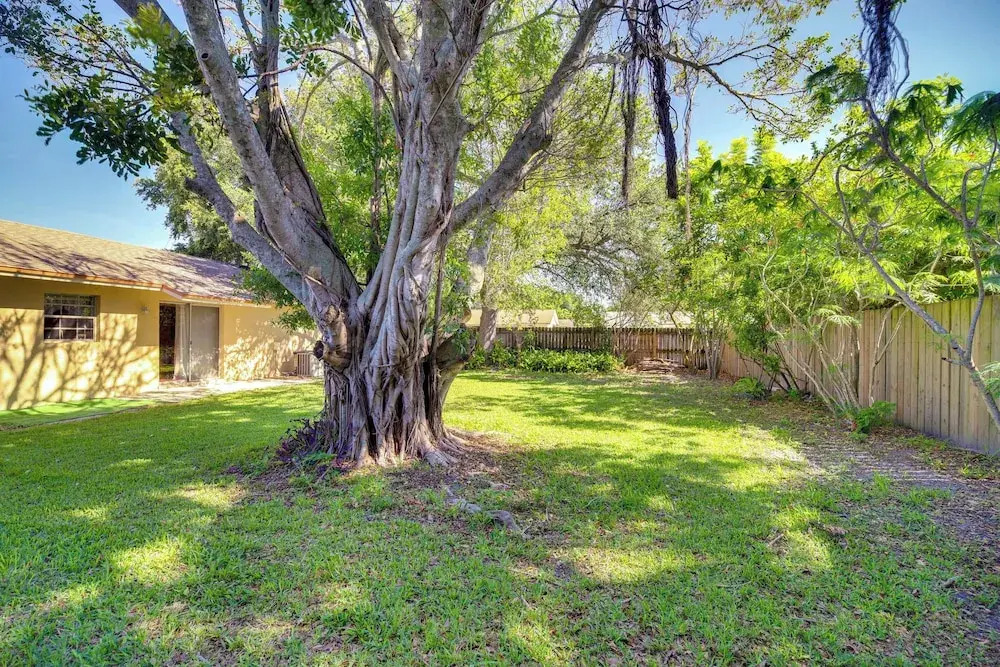 7 Mi to Satellite Beach: Melbourne Home w/ Yard