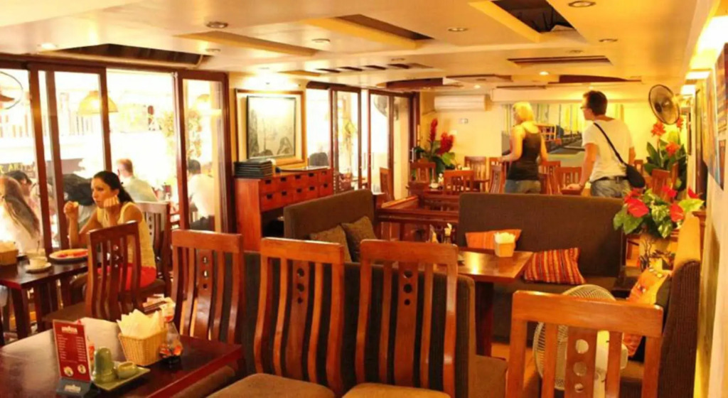 Holiday Lakeview Hotel