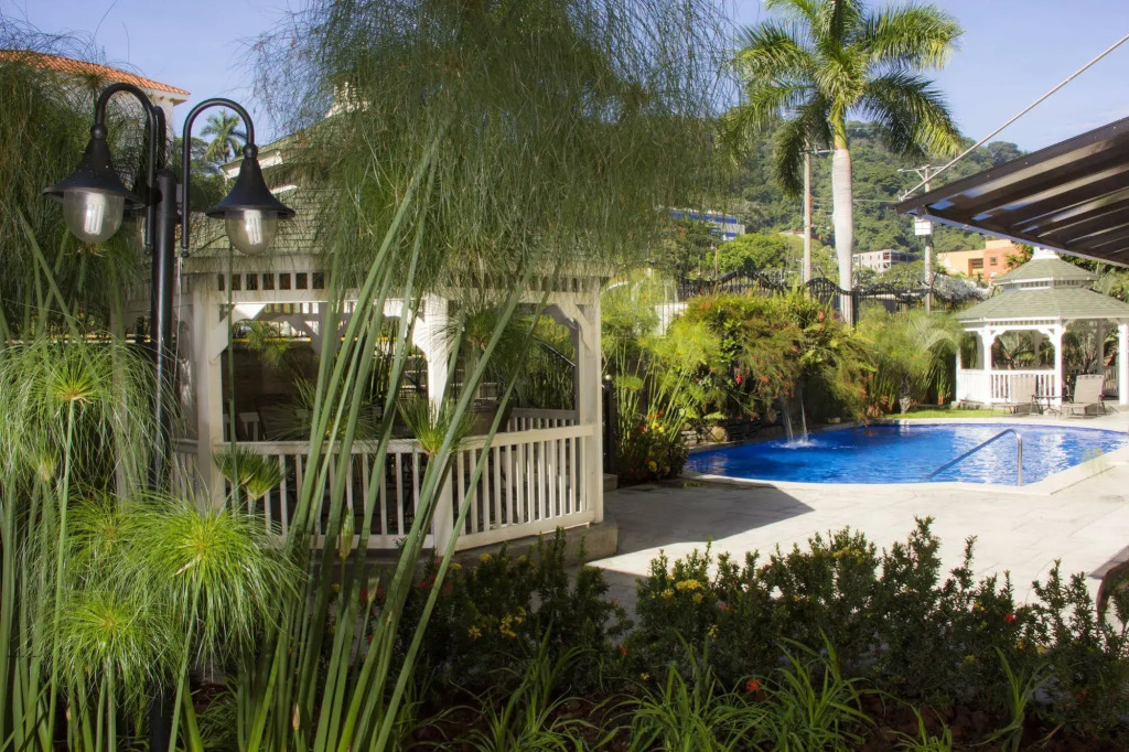 Beverly Hills: Hotel and Business