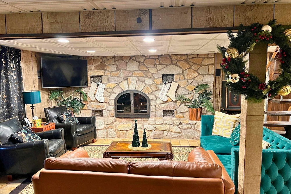 Poconos Speakeasy Hot Tub Dog-friendly Near Ski