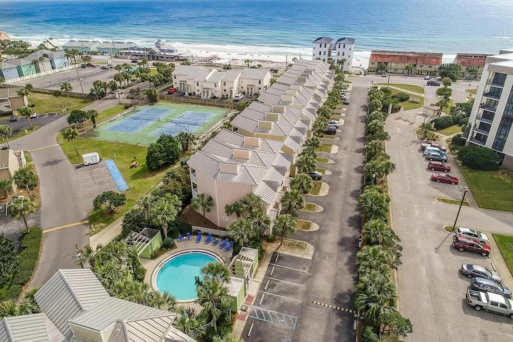 Bright 3BR Townhome Gulf Views Steps to Beach