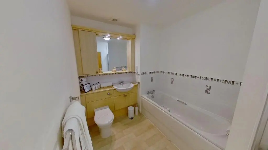 Orange Town House - Shaw Road, Only 6 Minutes to City Centre