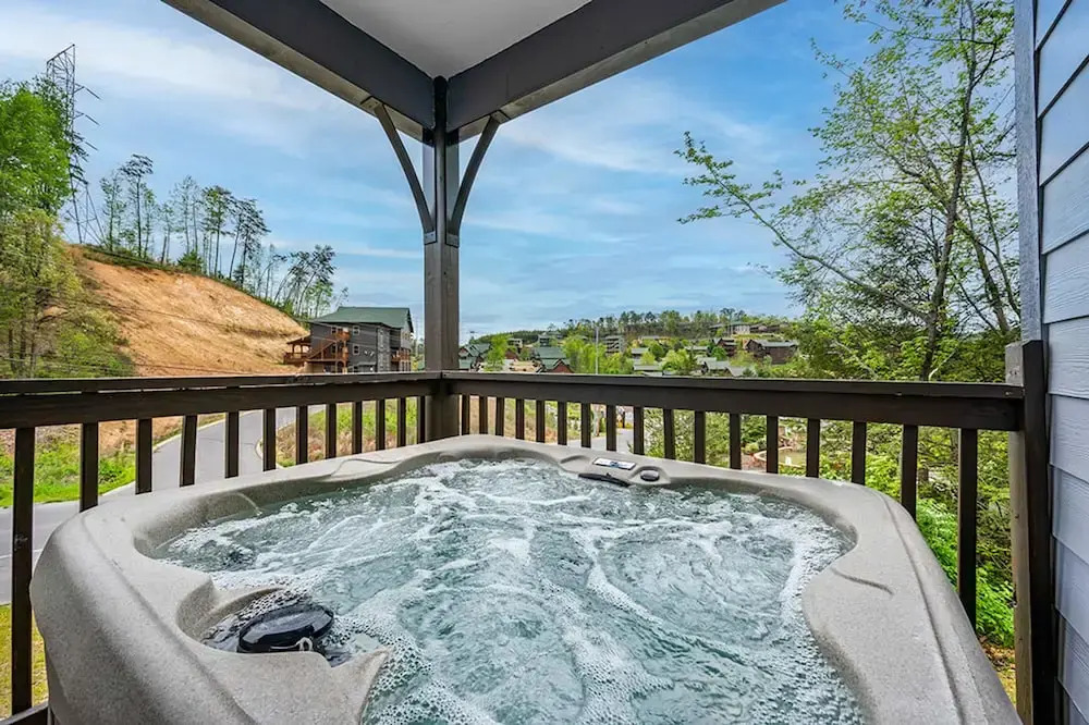 Brand New 4 4 Minutes to Dollywood w Hottub