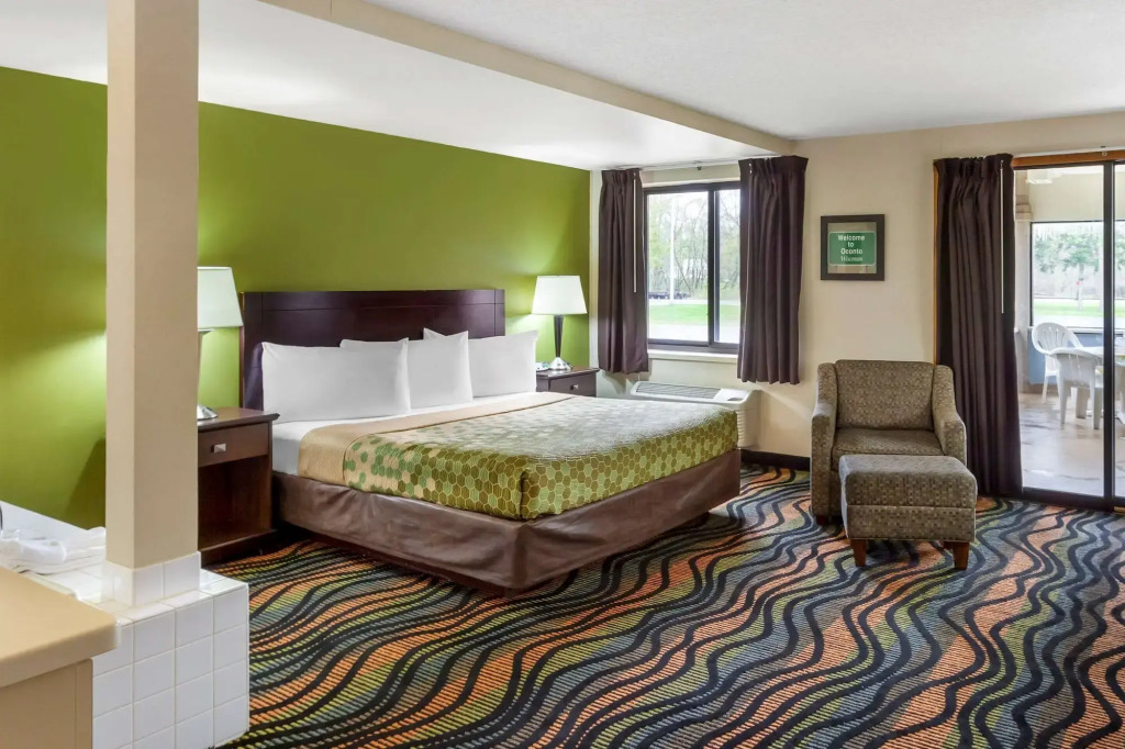 Econo Lodge Inn & Suites Oconto