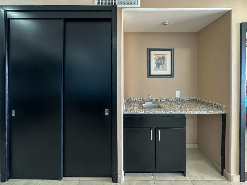 Wake Up Close to the Ocean in This 2BR Condo