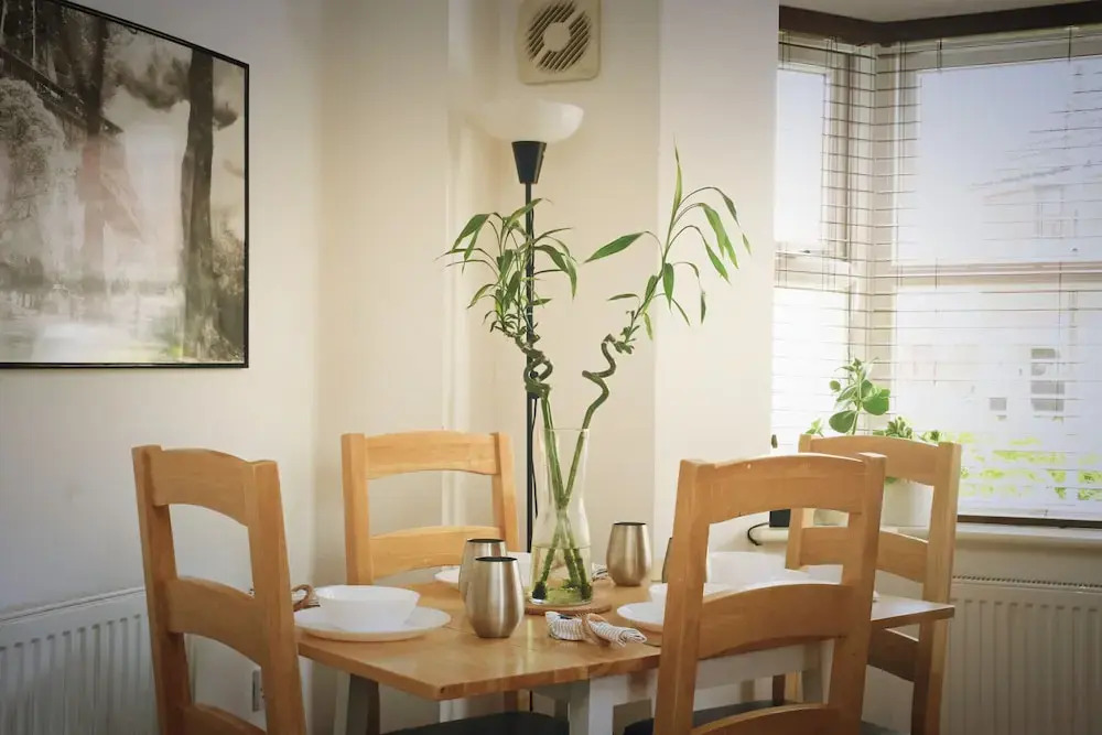 Modern 4 Bed Townhouse with Parking