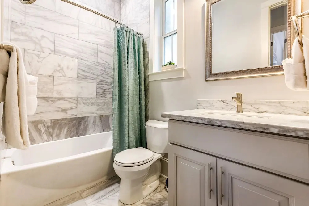 Spacious 5 BR Retreat with Pool - Near It All