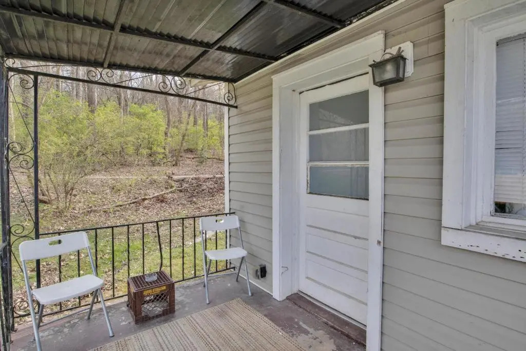 Small 2br East Knox apartment Pet friendly