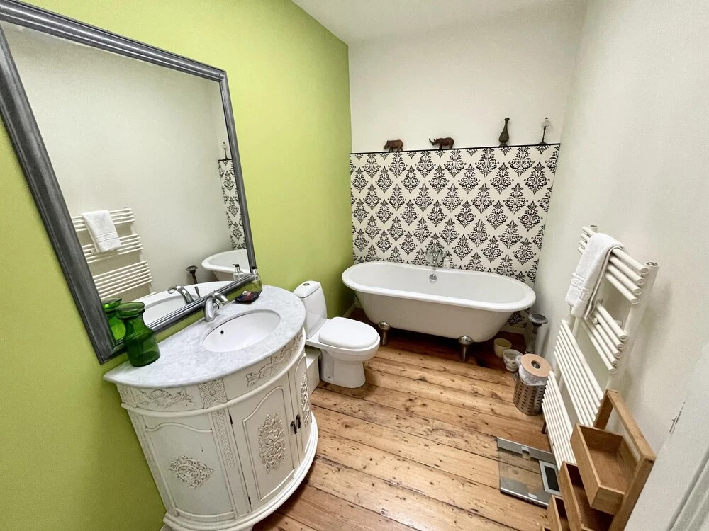 Colourful 3BD Home With Garden in Southville