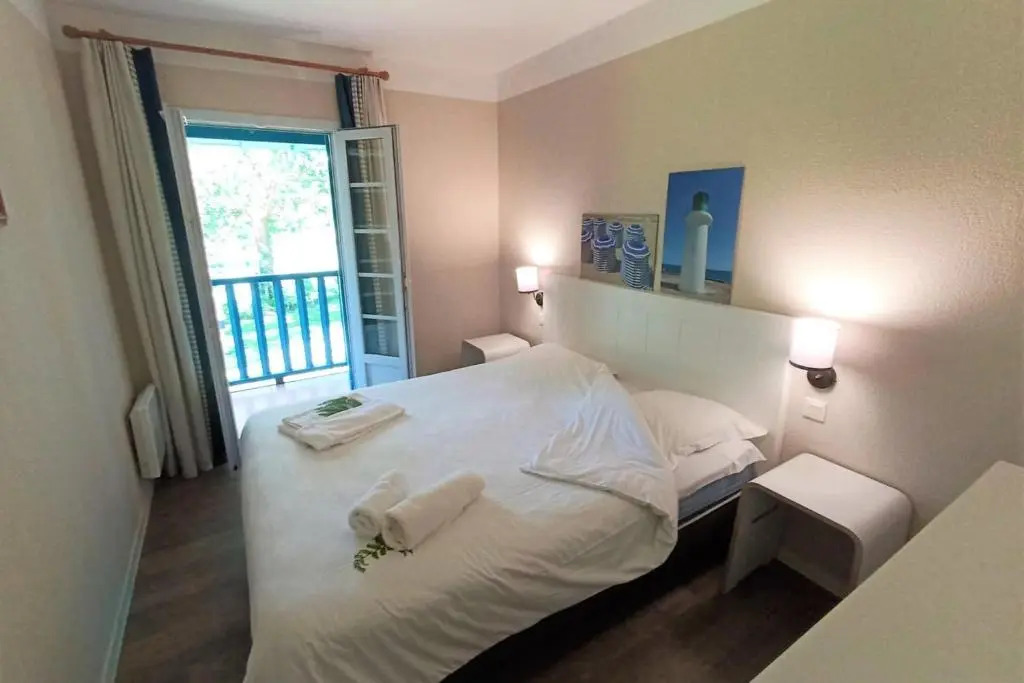 Bright 50 M for 6 with Balcony And Garden