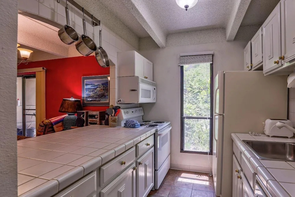Ten Mile Island 2 Bd Plus Den - 3 Br condo by RedAwning