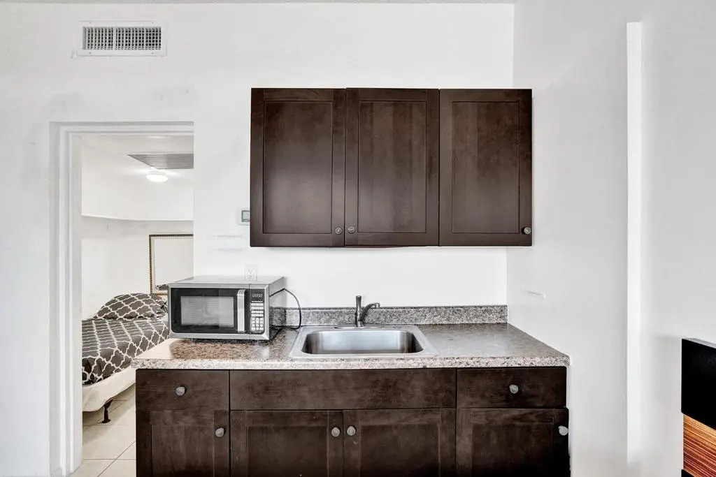 Beautiful cozy Studio apartment walk from the ocean!