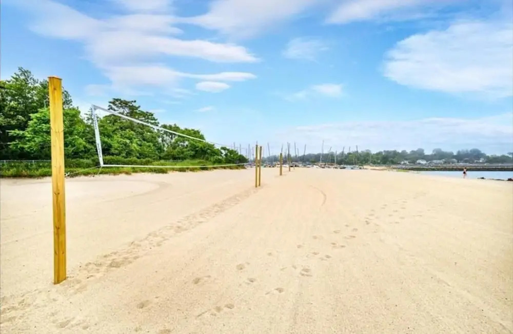 Black Rock Home - 4 bed - Jacuzzi Bath - Beach